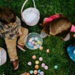 Enfants faisant la chasse aux oeufs dans un jardin