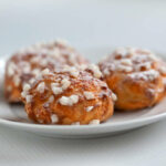 Chouquettes sur une assiette