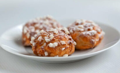 Chouquettes sur une assiette