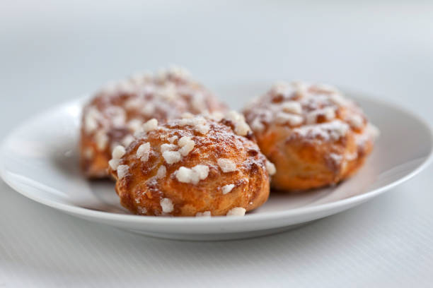 Chouquettes sur une assiette