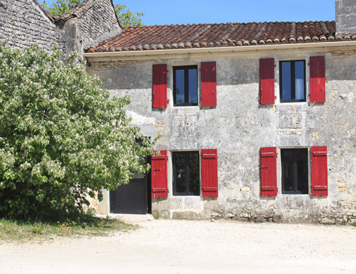 Vue extérieure de l'épicerie fine des Filles de Beauregard en charente